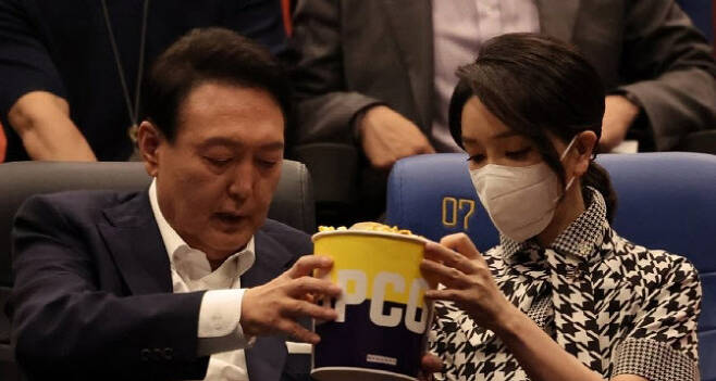 윤석열 대통령 내외가 지난 6월 12일 오후 서울 시내 한 영화관에서 영화 ‘브로커’를 관람하고 있다.(사진=연합뉴스)