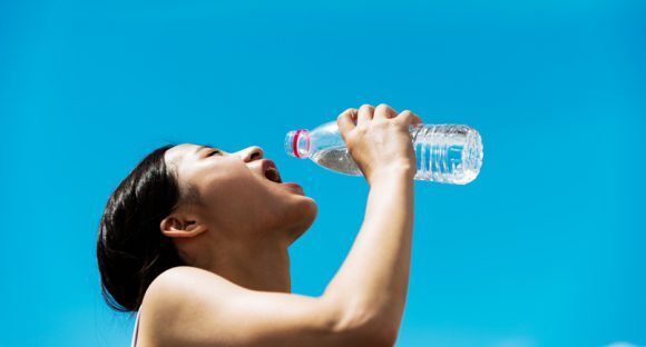 물 하루 권장량을 플라스틱 병에 든 생수로만 마시면 하루 9만 조각의 미세 플라스틱을 먹게 된다.  [사진= 게티이미지뱅크]