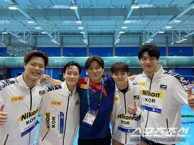 전동현 수영대표팀 코치(가운데)와 두번의 한신과 함께 사상 첫 세계선수권 결선행 쾌거를 일군 남자계영대표팀 선수들. 왼쪽부터 이호준, 이유연, 전동현 코치, 김우민, 황선우. 사진제공=대한수영연맹