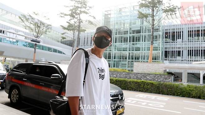 Actor Hyun Bin has returned home from an overseas schedule.Hyun Bin arrived at the Incheon International Airport Terminal 2 on the 28th.Hyun Bin, who left for Incheon Milan on the 24th through Incheon International Airport, returned after a short schedule of 4 nights and 5 days.Hyun Bin arrived in a comfortable manner wearing a white T-shirt, a black sweatshirt, and a black hat. Hyun Bin was tired after returning home, but greeted the reporters brightly.Hyun Bin hurried out of the airport, as if he wanted to see Son Ye-jin waiting for him at home.Since then, Son Ye-jin has been showing his cooking on his SNS and has received the interest and response of fans by conveying the current status of preaching.The reserve Father Hyun Bin caught the eye by showing him returning home from a short overseas trip.