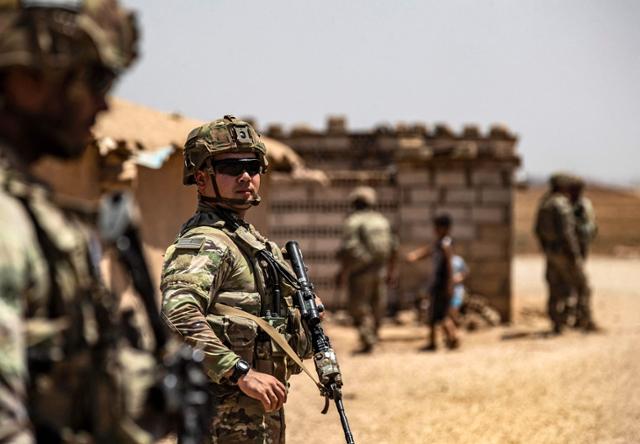 22일 미군 병사들이 튀르키예와 국경을 접한 시리아 북동부 카미실리 인근 마을을 순찰하고 있다. 카미실리=AFP 연합뉴스