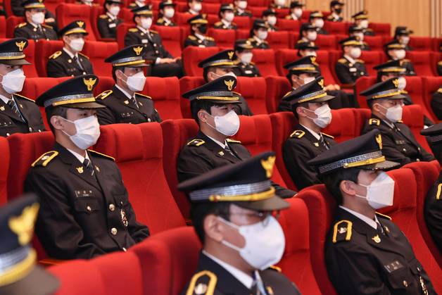 **해당사진은 기사와 직접적인 관련이 없음. 지난 3월 2일 오전 충남 아산 경찰대학교에서 42기 경찰대학 학생 50명과 71기 경위 공개경쟁 채용시험 합격자(구 경찰간부후보생) 50명의 합동입학식이 진행되고 있다. 2022.3.2 /사진=뉴스1