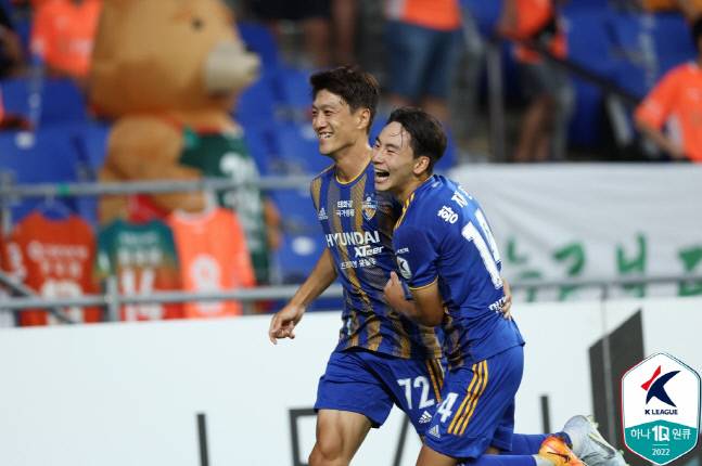 울산 현대 이청용(왼쪽)이 지난 30일 울산문수경기장에서 열린 강원FC와 K리그1 25라운드에서 전반 선제골을 넣은 뒤 환호하고 있다. 제공 | 한국프로축구연맹