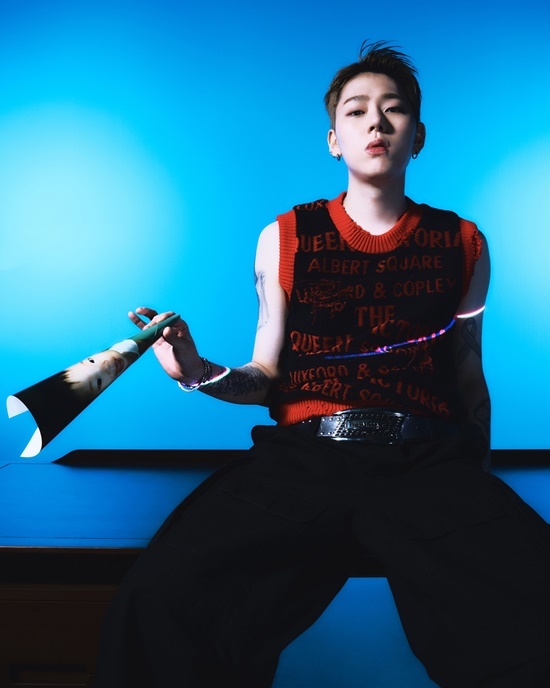 Producer and singer Zico (ZICO) has been a savvy peek.This new album Grown As Disneys The Kid is a god released in two years since the release of his third mini album Random Box in July 2020.Above all, since it was Zicos first comeback after the cancellation in April, the attention of global music fans was focused.On this day, Zico talked about various feelings during the military period, album work process, activity plan, and so on.In particular, Zico emphasized the regret that he did not communicate frequently with fans during the two-year gap and his efforts to meet the expectations of fans.He then referred to BTS member J-Hope, who appeared as his first guest on Content 5 Minutes: Give me a Minute (hereinafter referred to as 5 Minutes), and asked, Is it something youre trying to bury in the influence of BTS?Zico literally burst out and laughed loudly. Zico was embarrassed by the unexpected question, but soon he spoke in a serious manner.The reason I invited J-Hope as my first guest was that I was so busy that I wanted to be fun to meet as a guest in 5 minutes.It would not be awkward if they talked. I think J-Hope has received well thankfully and it has come to a good result, and I am grateful that BTS fans have also responded well, he added.I am also in the process of getting the next guest, but I can not open it because it is still in the shooting stage, but I think that interesting content will come out in the future.Meanwhile, the title song Freak is a track condensed by Zicos own exciting and exciting vibes.The theme of the song reminiscent of the city of the geeks who became a mess with the disturbance is combined with dynamic vocals and melody, so you can feel the energy of Zico all over your body.Zicos new mini album Group As Disneys The Kid can be viewed through various online music sites.