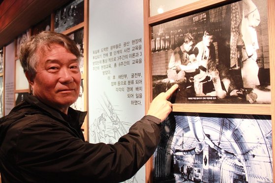 2013년 파독근로자기념관에 걸린 자신의 파독 당시 사진을 가리키는 고인. 연합뉴스