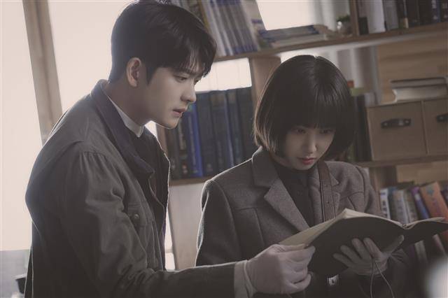 감성에 기댄 영화 ‘말아톤’에 비해 장애인을 다소 특이한 사람으로 그린 드라마 ‘이상한 변호사 우영우’는 진일보했다는 평가를 받는다. 그럼에도 비현실적인 동화라는 비판도 따라다닌다. 사진은 드라마 ‘우영우’의 한 장면.서울신문 DB