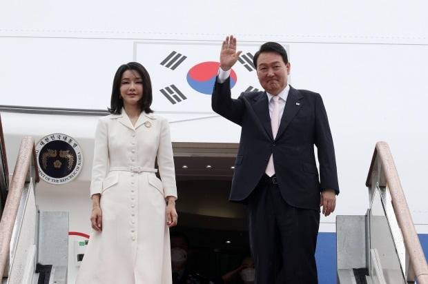 윤석열 대통령이 6월 27일 경기 성남 서울공항에서 나토 정상회의 참석차 출국하기 위해 김건희 여사와 함께 공군 1호기에 탑승하며 손을 흔들고 있다. 대통령실사진기자단