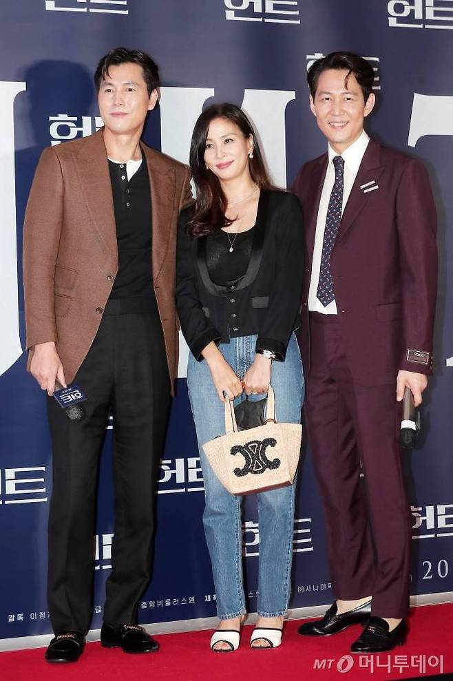 Actor Ko So-young attended the VIP premiere of the film Hunt.On the afternoon of the afternoon of the afternoon, VIP premiere of Lee Jung-jaes debut film Hunt was held at Megabox COEX, Samsung-dong, Gangnam-gu, Seoul.Yoo Jae-seok, Hwang Jung-min, Lee Byung-hun, Park Sung-woong, 2PM Lee Jun-ho, BTS Jin, Kim Jun-han, Jo Se-ho and Nam Chang-hee attended the ceremony.Particularly, the most prominent attendees were Actor Ko So-young.Ko-young, who had been in close contact with Jung Woo-sung in the 1997 film Bit, revealed his unwavering freshness and beauty even after 25 years, making him remember Min (Jung Woo-sung) and Romi (Ko So-young) in those days.Jung Woo-sung also welcomed Ko So-young affectionately.Meanwhile, spy action Drama Hunt painted the stories of Angibu agent Park Si-hoo (Lee Jung-jae) and Kim also (Jung Woo-sung) who suspect each other to search for Spy in the organization.Hunt will be released on August 10th.