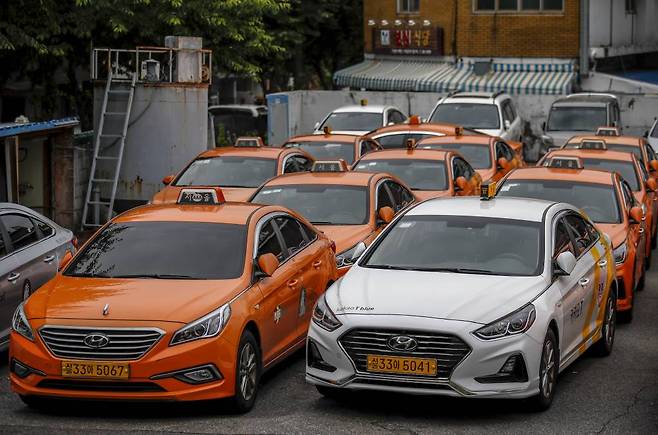 지난 5월 30일 서울시내 택시회사  차고지에 택시가 가득 차 있다. 거리두기가 해제되면서 심야 귀갓길 택시대란이 이어지고 있지만, 기사 수 급감으로 대안이 나오지 않고 있다. 전국택시운송사업조합연합회에 따르면 지난 2월 기준 전국 택시기사 수는 23만9434명으로, 1년 전에 비해 8% 넘게 감소했다. 이중 법인택시 운전자 수도 2019년 12월에 비해 30% 이상 감소한 것으로 나타났다. /사진=뉴스1
