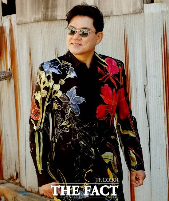 김충훈의 원래 음악세계는 원래 언더클럽을 기반으로 한 록 발라드다. 유명 작사 작곡가인 양인자 김희갑 부부의 권유를 받아 2009년 솔로 앨범을 내고 데뷔했다. /더팩트 DB