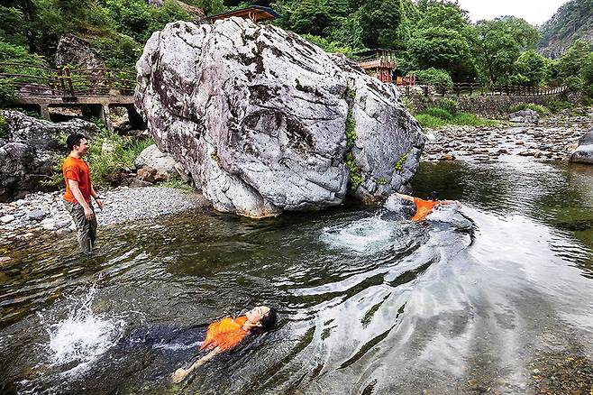 하산 후 시원한 덕풍계곡에 몸을 던지자 피곤이 싹 가신다.