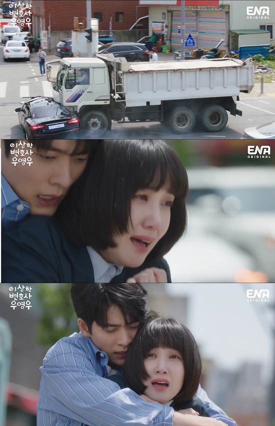 In the 11th episode of the ENA drama Extraordinary Attorney Woo broadcast on the 3rd, Jung Wooyoung (Park Eun-bin) team will take on the Lotto prize money case.The three friends who were gambling together saw Lotto broadcasts during the game, and one of them won the Lotto first prize, but it soon turned into a fight.Friend, who met while gambling, won Lotto, the case client (Huh Dong-won) began explaining the incident, saying, If anyone wins, we will share the prize fairly.However, the winning friend suddenly dived, he said. I went home and told him that I could not give a penny when I made such a promise.The amount of money won is more than 6.2 billion won, even if the tax is taken, 4.2 billion won, and my share is 1.4 billion if it is divided into three, the client said.The client then took Jung Wooyoung to Gambling to meet witnesses among Gamblings employees.Those who met Gamblings employee s ashtray who was calling for a remorse testified, I heard that if one of the three wins, we should share it unconditionally.However, Jung Wooyoung, who asked him to testify in court, said, I should not do that. However, the client persuaded him that he would executively treat me without regret.However, the plan was not contacted because the persuaded Innocent Witness was an illegal Korean resident.So I applied for the Gambling employee Coffee Shop (Seo Hye Won) as Innocent Witness, and Jung Wooyoung noticed that The Client and the coffee shop were infidelity.Meanwhile, Jung Wooyoung and Lee Joon-ho (Kang Tae-oh), who started an epileptic secret relationship, made a sweet atmosphere by eye contacting the man without anyone knowing.They played indirect hand between the windows, and they continued to talk constantly during the nighttime conversation.Jung Wooyoung said to Lee Joon-ho, Lee Joon-ho is not even Cetaceans, but he keeps coming to his head.It is strange that it is the first time a human being who thinks he wants to see it. The Lotto case was concluded by the ruling: Three people distribute equally - but the problem was not the end.The Client asked Jung Wooyoung, Do you have to share the Lotto prize when you divorce?Jung Wooyoung noticed The Clients divorce plan and affair and helped her divorce counselling her wife.Meanwhile, The Client was Acided in front of Jung Wooyoung and Lee Joon-ho, The Client wife.Jung Wooyoung, who witnessed the Acident, cried all over his body, and Lee Joon-ho calmly calmed down Jung Wooyoung.After a while Jung Wooyoung and Lee Joon-ho share the story that The Clients wife is fortunate to have both Lotto distribution and death insurance.Jung Wooyoung said, Thank you for hugging me during the new day number case. Lee Joon-ho said, If you put pressure on your body when you are overloaded with the sense of autism, do not you feel uneasy?Lee Joon-ho then thrilled Jung Wooyoung, saying, Ill be you, a dedicated hug chair for Lawyer. They then shared a fresh kiss.However, Jung Wooyoungs father Woo Kwang-ho (Jeon Bae-soo) witnessed their kiss and showed a shocked expression.On the other hand, Kwon Min-woo went to Taesan and told him that he knew the existence of Jung Wooyoung. Blackmail – Cinémix Par Chloé, and Tae Sumy said, Knowing Secret is not enough.Jung Wooyoung should make you quit the sea. Photo = Channel ENA Extraordinary Attorney Woo
