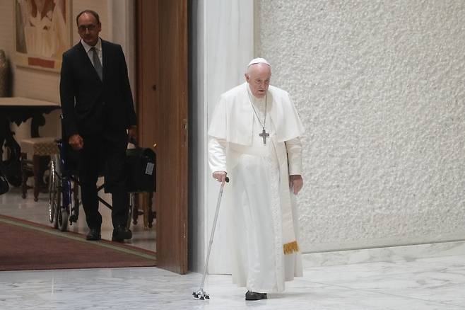프란치스코 교황(오른쪽)의 개인 건강 보좌관으로 임명된 마시밀리아노 스트라페티가 3일(현지 시각) 바티칸에서 교황이 걷는 모습을 지켜보고 있다. /AP 연합뉴스