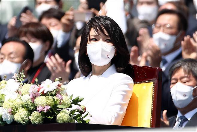 김건희 여사가 지난 5월10일 국회에서 열린 제20대 대통령 취임식에서 박수를 치고 있다. 공동취재사진