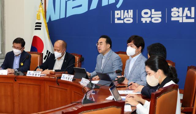 박홍근(왼쪽에서 세 번째) 더불어민주당 원내대표가 5일 국회에서 열린 비상대책위원회 회의에서 발언을 하고 있다. 공동취재사진