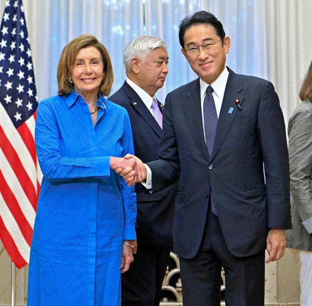 5일 한국에 이어 일본을 방문한 낸시 펠로시(왼쪽) 미국 하원의장이 도쿄 총리 관저에서 조찬 회동에 앞서 기시다 후미오 총리와 악수하고 있다. 도쿄=로이터 연합뉴스