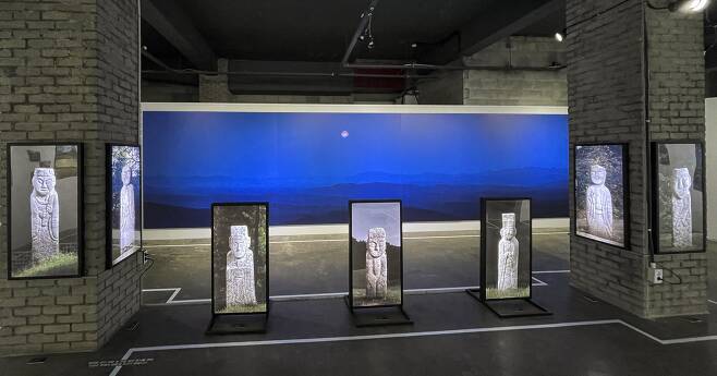 전시장 한 쪽 벽에 가로 8.4m짜리 '개성 야경' 앞에는 고려시대 석상들이 놓여있다. 김성룡 기자