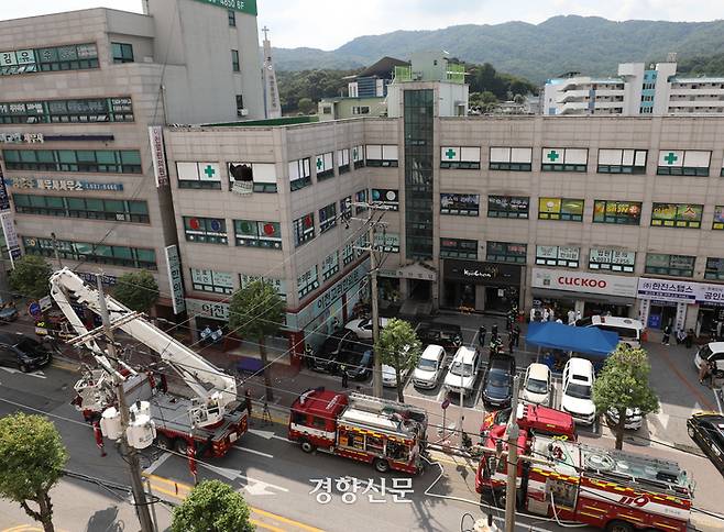 5일 경기 이천시 관고동의 한 건물에서 화재가 발생해 4층 투석전문의원에 있던 환자와 간호사 등 5명이 사망하고 44명이 부상을 입었다. 권도현 기자
