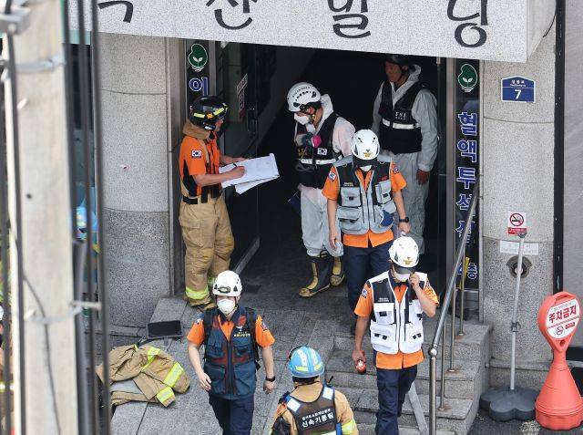 5일 오후 환자와 간호사 등 5명이 사망한 경기도 이천시 관고동 병원 화재 현장에서 소방 등 관계자들이 분주하게 움직이고 있다. 연합뉴스