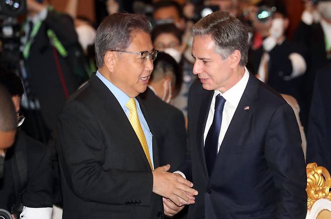 박진 외교부 장관과 토니 블링컨 미국 국무장관이 5일 캄보디아 프놈펜 소카호텔에서 열린 동아시아정상회의(EAS) 외교장관 회의에서 대화하고 있다. [연합]