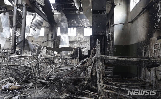 [올레니우카=AP/뉴시스] 폭격으로 불탄 러시아 점령 우크라이나 동부 도네츠크주 올레니우카 교도소 내부 모습. 29일(현지시간) 발생한 이번 공격으로 최소 50명이 사망하고 130명이 부상했다. 2022.07.30