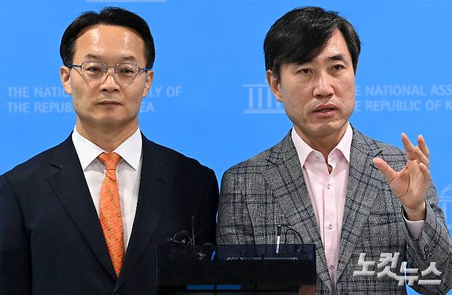 국민의힘 조해진 의원과 하태경 의원이 지난 4일 서울 여의도 국회 소통관에서 국민의힘 당헌개정 관련 기자회견을 마친 후 취재진의 질의에 답하고 있다. 박종민 기자