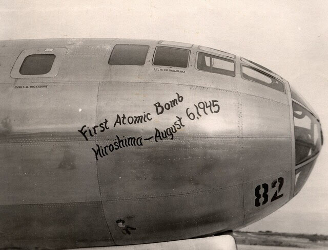 히로시마에 핵폭탄을 떨어뜨린 미군 폭격기 B-29 ‘에놀라 게이’ 외벽에 새겨진 문구. ‘첫 핵폭탄-히로시마-1945년 8월6일’이라고 적혀 있다. (출처=미 노틸러스연구소 홈페이지)