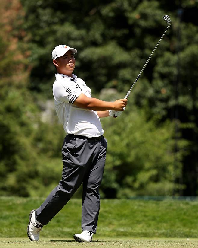 김주형이 지난 1일 미국 미시간주 디트로이트 골프클럽에서 열린 PGA 투어 로켓 모기지 클래식 4라운드 9번홀에서 티샷하고 있다./AFP 연합뉴스