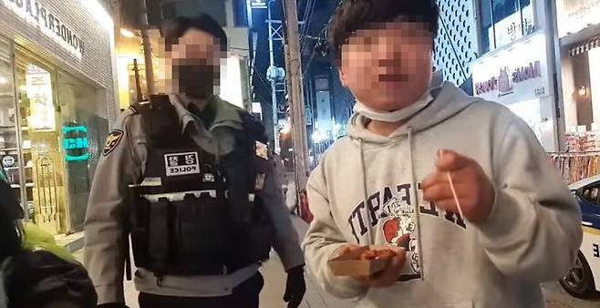 지난 3월 16일 충북 청주시 일대 상가 거리를 돌아다니며 유튜브 방송을 하던 유튜버 주모(25·오른쪽)씨가 신고를 받고 출동한 경찰관들과 언쟁을 벌이고 있는 모습. /유튜브 캡처