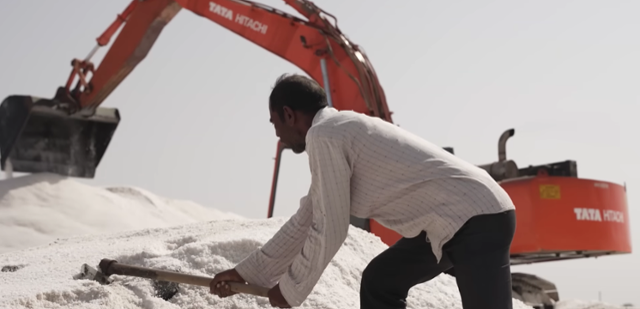 아가리야족 노동자가 인도 리틀 란 지역의 염전에서 소금을 채취하고 있다. 유튜브 채널 '비즈니스 인사이더’ 캡처