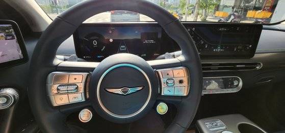 제네시스 GV60 내부. 핸들 밑에 노란색 부스트 버튼이 달렸다. 김민상 기자