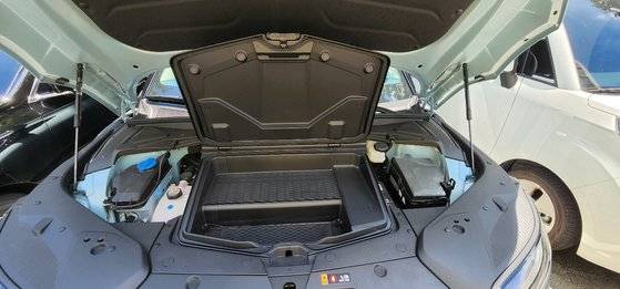 제네시스의 첫 전용 전기차 GV60 전면부 트렁크. 서류 가방 정도 들어갈 공간이 보인다. 김민상 기자