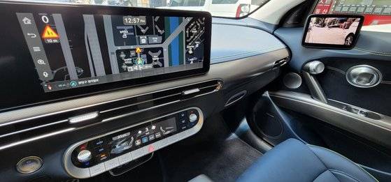 제네시스의 첫 전용 전기차 GV60 차량 내부. 사이드미러를 없애고 렌즈와 전자스크린으로 대체했다. 사이드미러에 부딪히는 공기 저항을 없애 주행 거리를 더욱 늘릴 수 있다. 김민상 기자