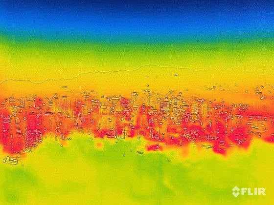 폭염과 열대야가 이어진 4일 오후 서울 남산에서 열화상 카메라로 촬영한 시내. 사진 속 높은 온도는 붉은색, 낮은 온도는 푸른색으로 나타난다. 해가 진 다음에도 도심의 열기가 사라지지 않았다. 연합뉴스