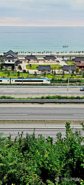 ▲ 4일 오전 6시 40분쯤 동해시 동해대로 6437(망상동)에 위치한 동해고속도로 삼척방향 동해휴게소 전망대에서 동해고속도로·7번국도·영동선기찻길·동해바다뱃길·하늘길이 켜켜이 보이고 있는 가운데, 7번국도엔 승용차가 철도엔 열차가 지나가고 바닷길엔 작은 배 한 척이 여유롭게 고기를 잡고 있다.