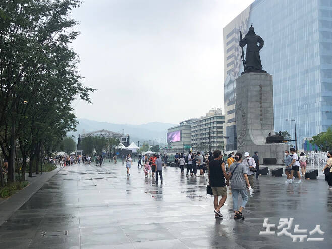 6일 오전 국지성 호우가 잦아들자 시민들이 하나둘씩 서울 광화문광장에 모여들고 있다. 세종문화회관 앞 차로가 사라지면서 광장 폭은 35m에서 60m로 넓어졌다. 이은지 기자