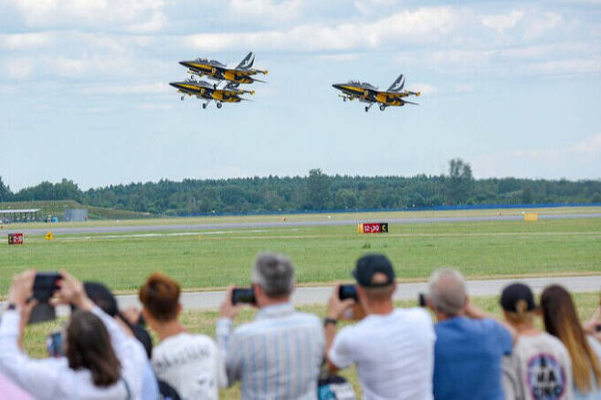 대한민국 공군 블랙이글스 비행팀이 지난 7월 27일(현지시간) 폴란드 뎅블린 공군 기지에서 에어쇼를 위해 이륙하고 있다. 국방부공동취재단