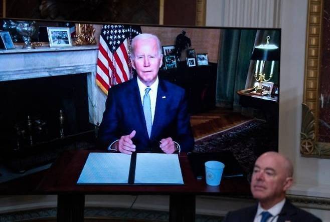코로나19 확진으로 격리 중인 조 바이든 미국 대통령(화면 속)이 3일(현지시간) 장관들과 화상회의를 하는 모습. 워싱턴=EPA연합뉴스