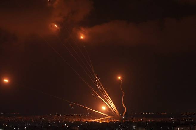 지난 5일 이스라엘을 향해 발사되고 있는 팔레스타인측의 로켓 모습. 사진=AP 연합뉴스