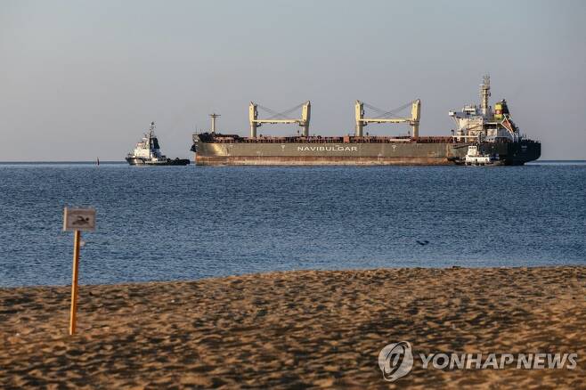 5일(현지시간) 우크라이나 초르노모르스크항에서 우크라이나산 곡물을 실은 선박이 영국을 향해 출항하고 있다. [AFP=연합뉴스]