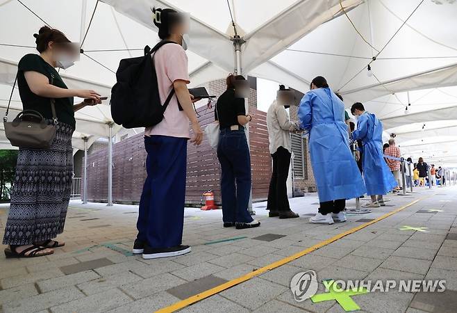 검사를 기다리며 지난 5일 서울 마포구 보건소 코로나19 선별진료소를 찾은 시민들이 검사를 받기 위해 차례를 기다리고 있다.