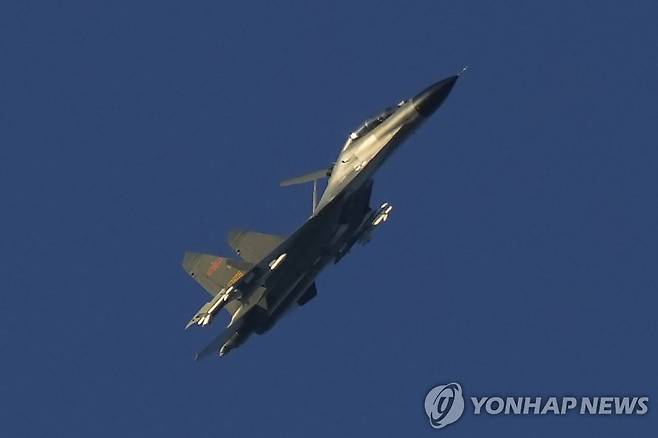 5일 대만해협 상공을 비행하는 중국군의 J-11 전투기 [AP 연합뉴스 자료사진. 재판매 및 DB 금지]