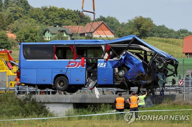 처참하게 부서진 사고 버스  (바라즈딘[크로아티아] 로이터=연합뉴스) 크로아티아 당국이 6일(현지시간) 사고로 크게 부서진 버스를 들어올리고 있다. photo@yna.co.kr 2022.8.6.