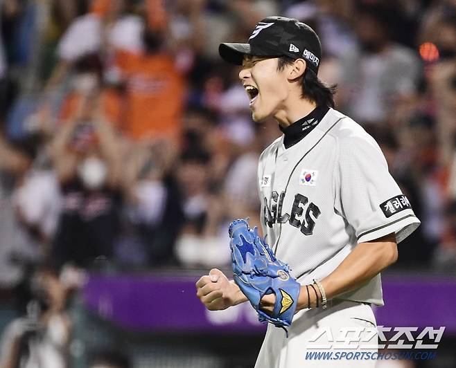 지난 6월 24일 대전에서 열린 삼성과 경기에서 강민호를 병살로 처리한 윤산흠이 포효하고 있다.