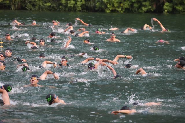 7일 오전 서울 송파구 석촌호수에서 '2022 LOTTE Oe Race'  참가자들이 수영을 하고 있다. 이한결 기자