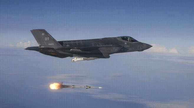 미 공군 F-35A가 AIM-120 중거리 공대공미사일을 발사하고 있다. 세계일보 자료사진