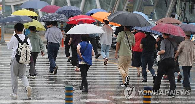 많은 비, 우산 행렬 [연합뉴스 자료사진]