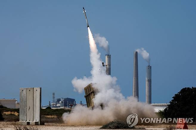 가자지구에서 쏜 로켓을 요격하기 위해 발사되는 아이언돔 요격 미사일. [로이터 연합뉴스 자료사진. 재판매 및 DB 금지]