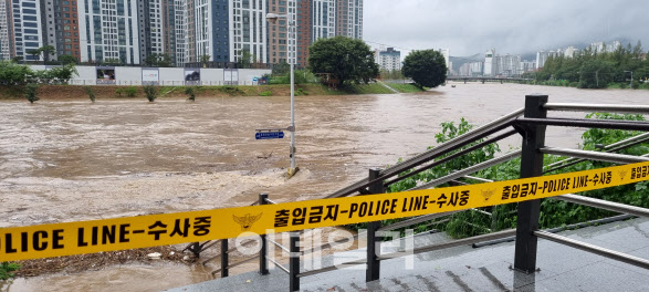8일 경기북부지역에 폭우가 쏟아지면서 의정부시 중랑천 수위가 급격이 올라 하천변 이용이 통제되고 있다. (사진=뉴시스)