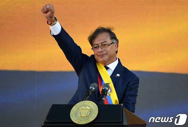 구스타보 페트로 콜롬비아 대통령이 7일(현지시간) 보고타 볼리바르 광장에서 수십만 인파가 몰린 가운데 취임 선서를 했다. 2022. 8. 7. ⓒ AFP=뉴스1 ⓒ News1 최서윤 기자